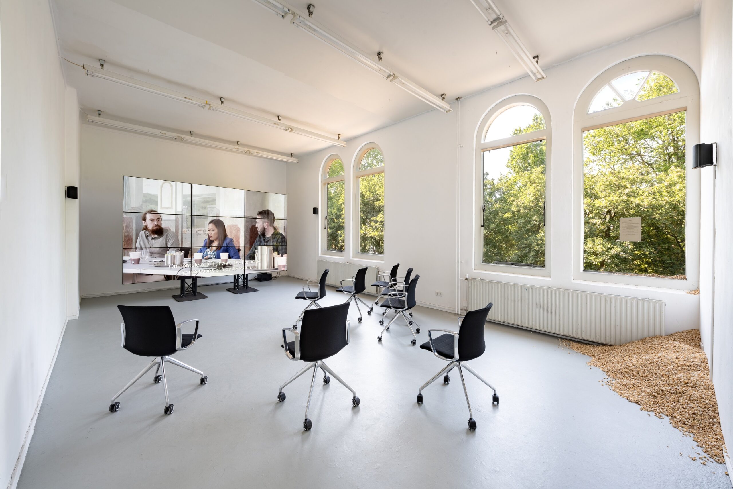 Sala de reuniones con pantallas