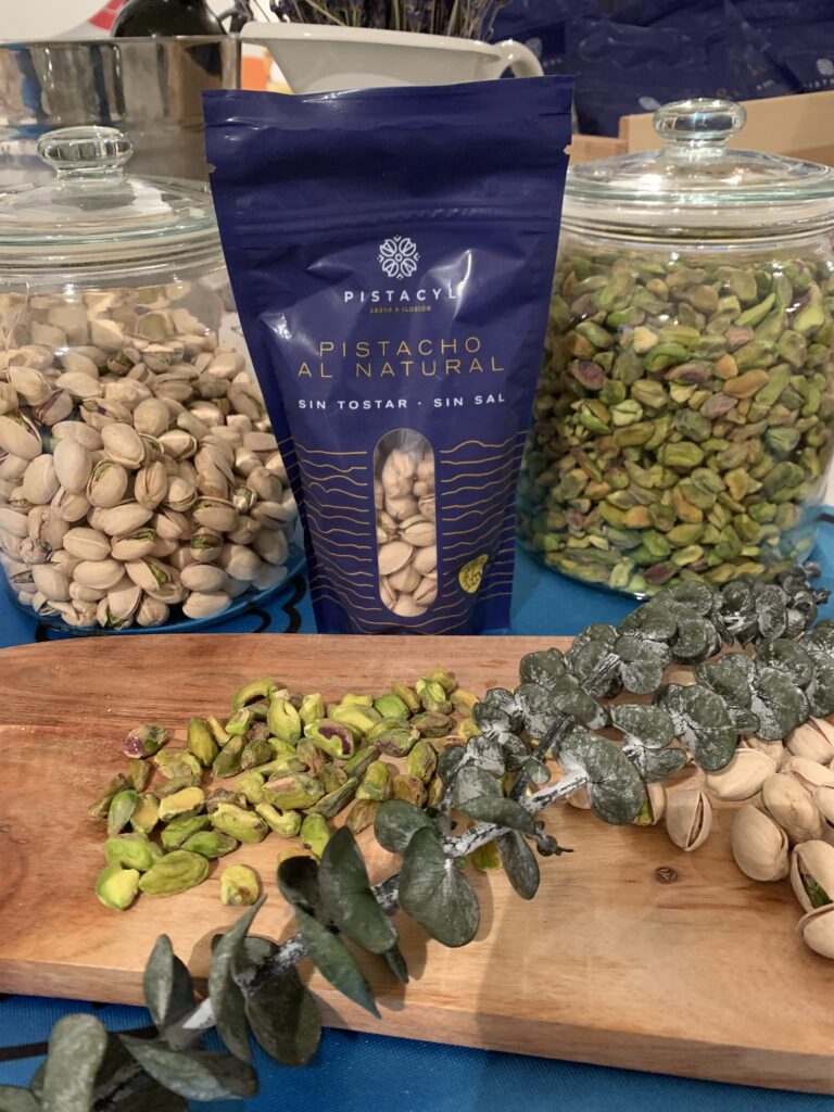 Bolsa de pistachos y botes de pistachos al natural